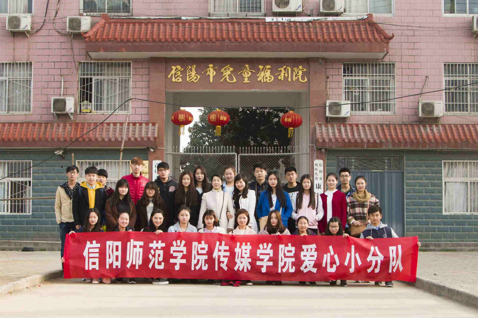 万象城awc888爱心小分队走进信阳市儿童福利院_meitu_1.jpg